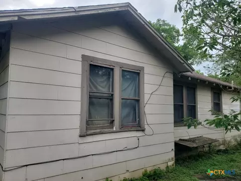 702 N Orchard Ave, Cameron, TX 76520