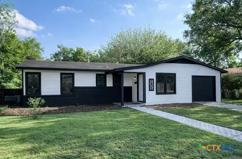 2405 E Mimosa Ave, Victoria, TX 77901
