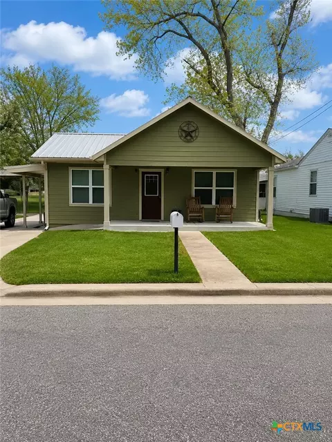 310 N La Grange St, Hallettsville, TX 77964