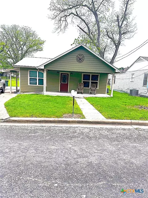 310 N La Grange St, Hallettsville, TX 77964