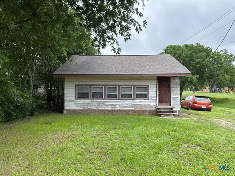 601 E 5th St, Nixon, TX 78140