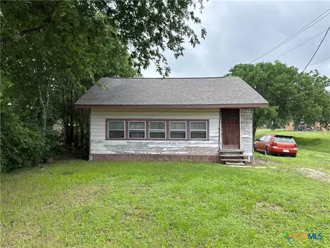 601 E 5th St, Nixon, TX 78140
