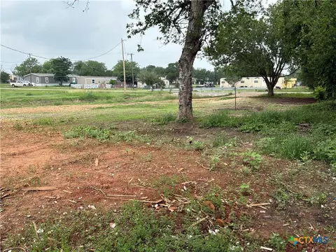 603 E 8th St, Nixon, TX 78140
