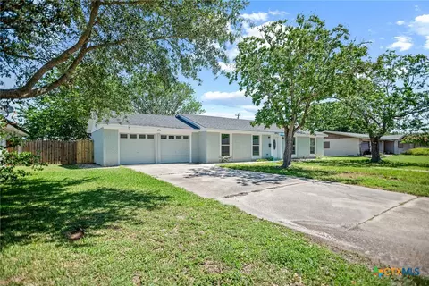 210 Travis St, Port Lavaca, TX 77979