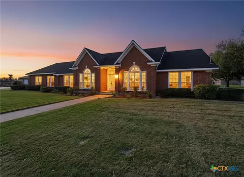 714 Louisiana Ave, Shiner, TX 77984