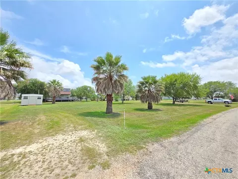 631 W Bayshore Dr, Palacios, TX 77465