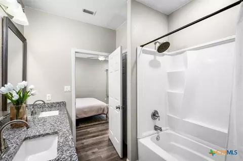 Bath - 224 Spruce Ave, Luling, TX 78648 photo 2 of 3