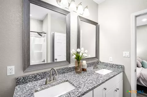 Bath - 224 Spruce Ave, Luling, TX 78648 photo 1 of 3