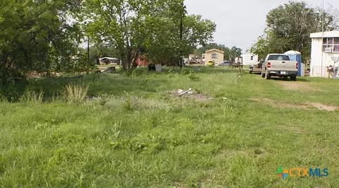 812 NE 4th St, Waelder, TX 78959