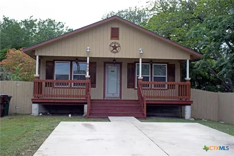 633 S Commerce St, Lockhart, TX 78644