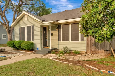 1702 N Vine St, Victoria, TX 77901