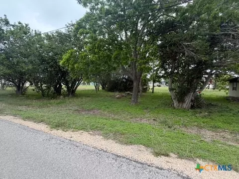106 S Main St, Seadrift, TX 77983