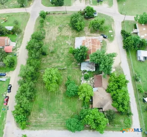 305 Yale St, Cameron, TX 76520