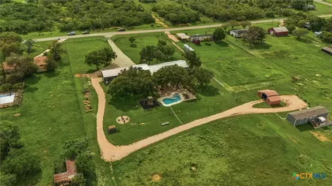 295 Mcknight Rd, Seguin, TX 78155
