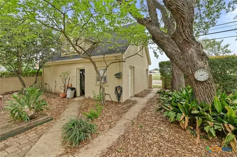 Exterior - 403 E Bowie St, Luling, TX 78648 photo 3 of 5