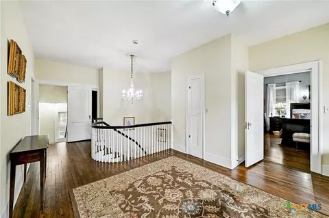 Entry Way - 403 E Bowie St, Luling, TX 78648 photo 5 of 8