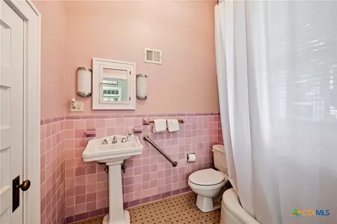Bath - 403 E Bowie St, Luling, TX 78648 photo 4 of 6