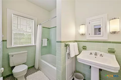Bath - 403 E Bowie St, Luling, TX 78648 photo 3 of 6