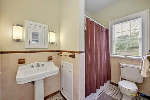 Bath - 403 E Bowie St, Luling, TX 78648 photo 6 of 6