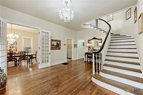 Entry Way - 403 E Bowie St, Luling, TX 78648 photo 1 of 8