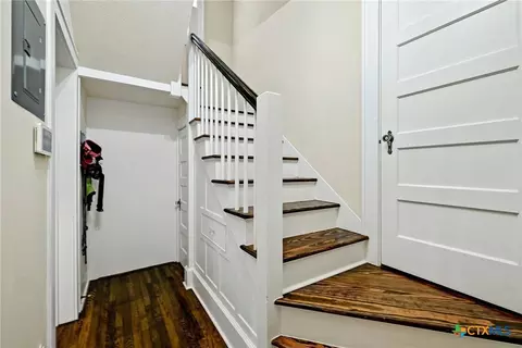 Entry Way - 403 E Bowie St, Luling, TX 78648 photo 7 of 8
