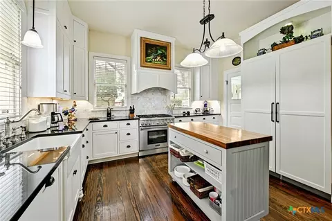 Kitchen - 403 E Bowie St, Luling, TX 78648 photo 2 of 3