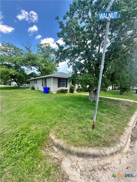 401 Walnut, Yoakum, TX 77995