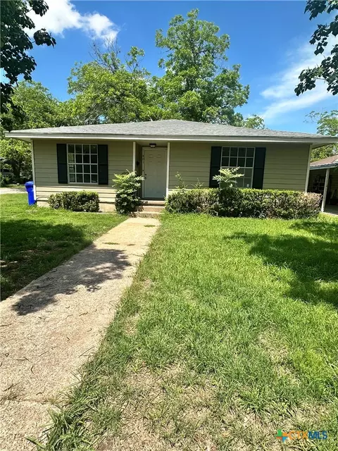 401 Walnut, Yoakum, TX 77995