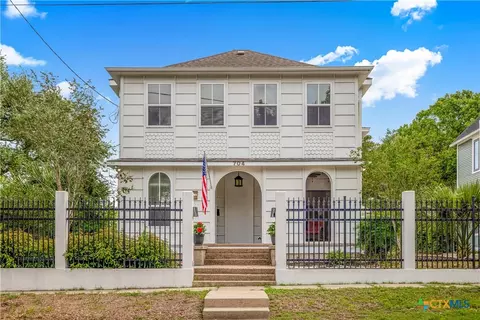 704 W Commercial St, Victoria, TX 77901