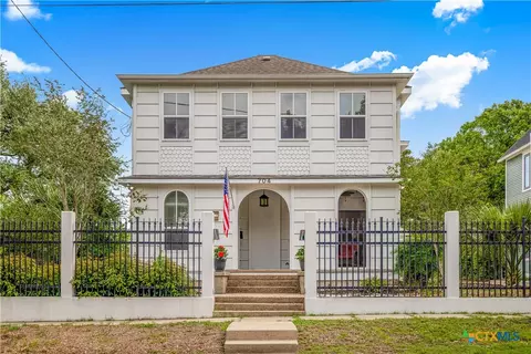 704 W Commercial St, Victoria, TX 77901