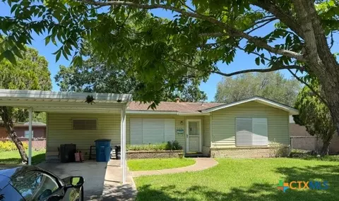 208 Bowie St, Port Lavaca, TX 77979