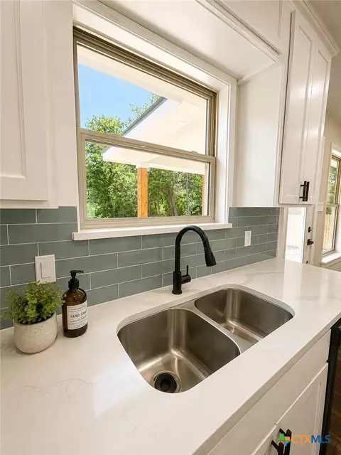 Kitchen - 407 E Lamar Ave, Temple, TX 76501 photo 6 of 8