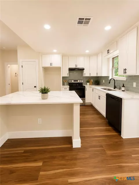 Kitchen - 407 E Lamar Ave, Temple, TX 76501 photo 3 of 8