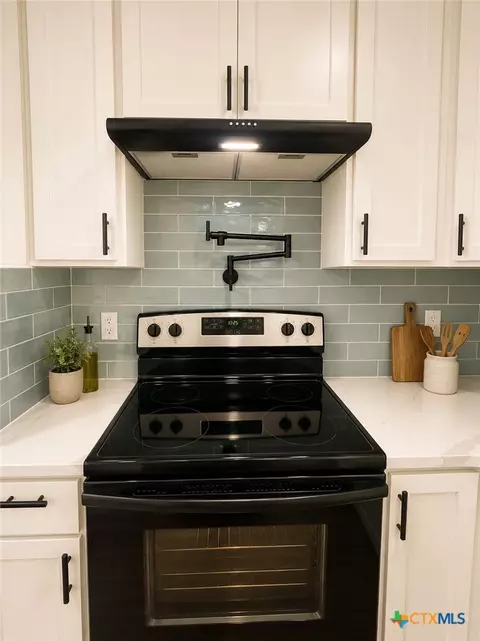 Kitchen - 407 E Lamar Ave, Temple, TX 76501 photo 7 of 8