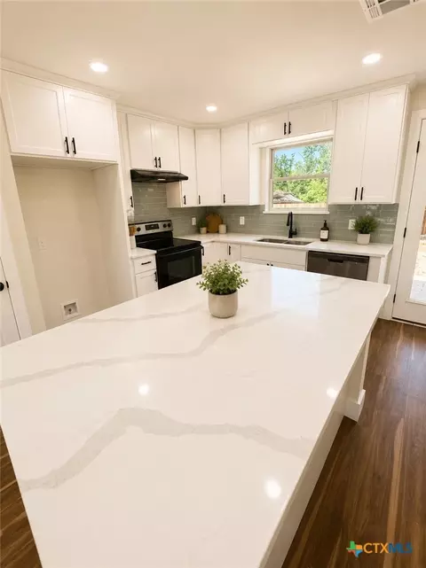 Kitchen - 407 E Lamar Ave, Temple, TX 76501 photo 4 of 8