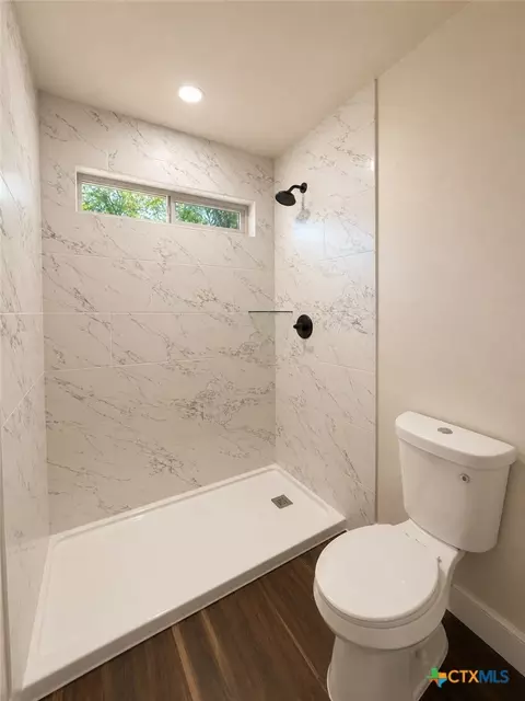 Bath - 407 E Lamar Ave, Temple, TX 76501 photo 2 of 3