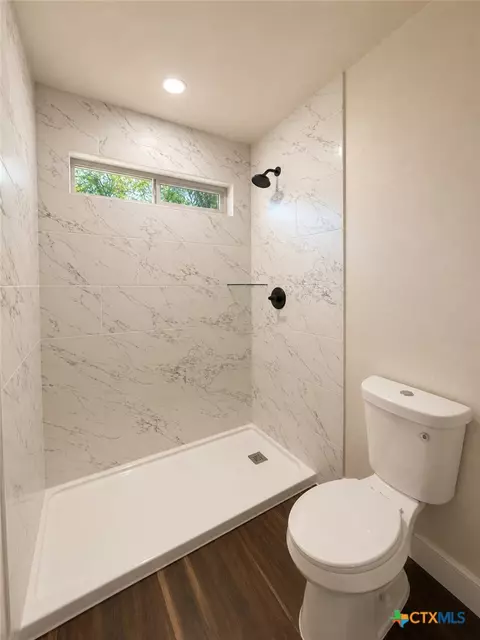 Bath - 407 E Lamar Ave, Temple, TX 76501 photo 2 of 3