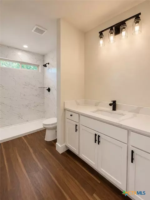 Bath - 407 E Lamar Ave, Temple, TX 76501 photo 1 of 3