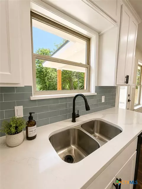 Kitchen - 407 E Lamar Ave, Temple, TX 76501 photo 6 of 8