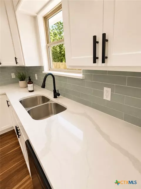 Kitchen - 407 E Lamar Ave, Temple, TX 76501 photo 5 of 8