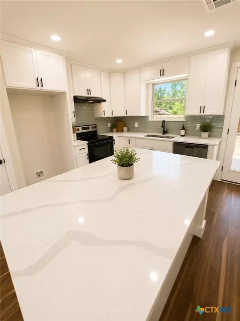 Kitchen - 407 E Lamar Ave, Temple, TX 76501 photo 4 of 8