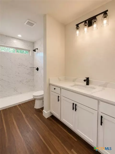 Bath - 407 E Lamar Ave, Temple, TX 76501 photo 1 of 3