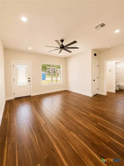 Living - 407 E Lamar Ave, Temple, TX 76501 photo 2 of 2