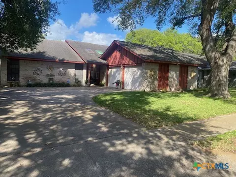 221 Navajo Dr, Victoria, TX 77904