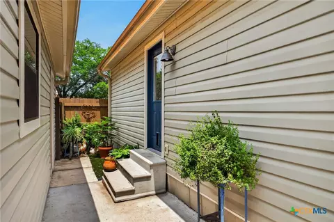 Exterior - 217 N Walnut Ave, Luling, TX 78648 photo 5 of 11