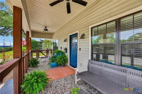 Exterior - 217 N Walnut Ave, Luling, TX 78648 photo 3 of 11