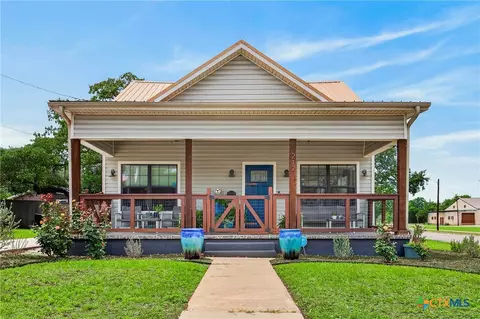 Exterior - 217 N Walnut Ave, Luling, TX 78648 photo 2 of 11