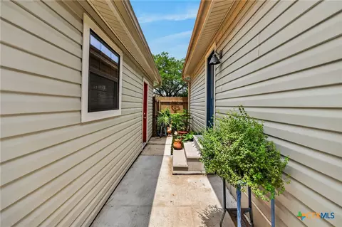 Entry Way - 217 N Walnut Ave, Luling, TX 78648 photo 1 of 1