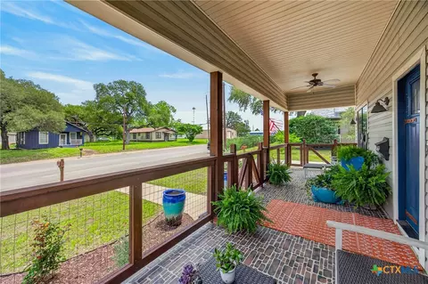217 N Walnut Ave, Luling, TX 78648