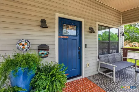 Exterior - 217 N Walnut Ave, Luling, TX 78648 photo 4 of 11